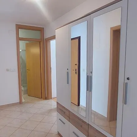 Anka, 2 Bedrooms, Spacious, Sunny, 84m2 Apartment