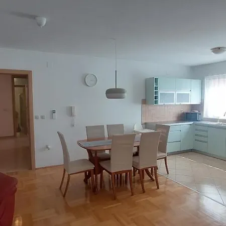 Anka, 2 Bedrooms, Spacious, Sunny, 84m2 Apartment